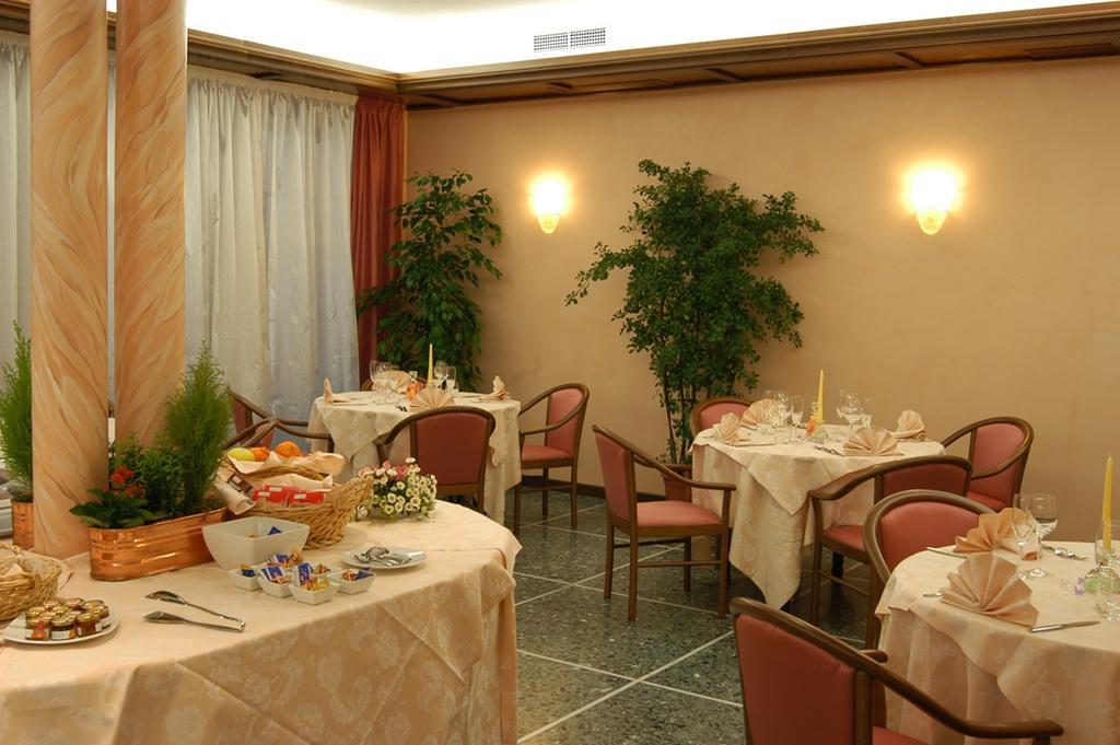 Albergo Ristorante Flora Vittorio Veneto Exteriér fotografie